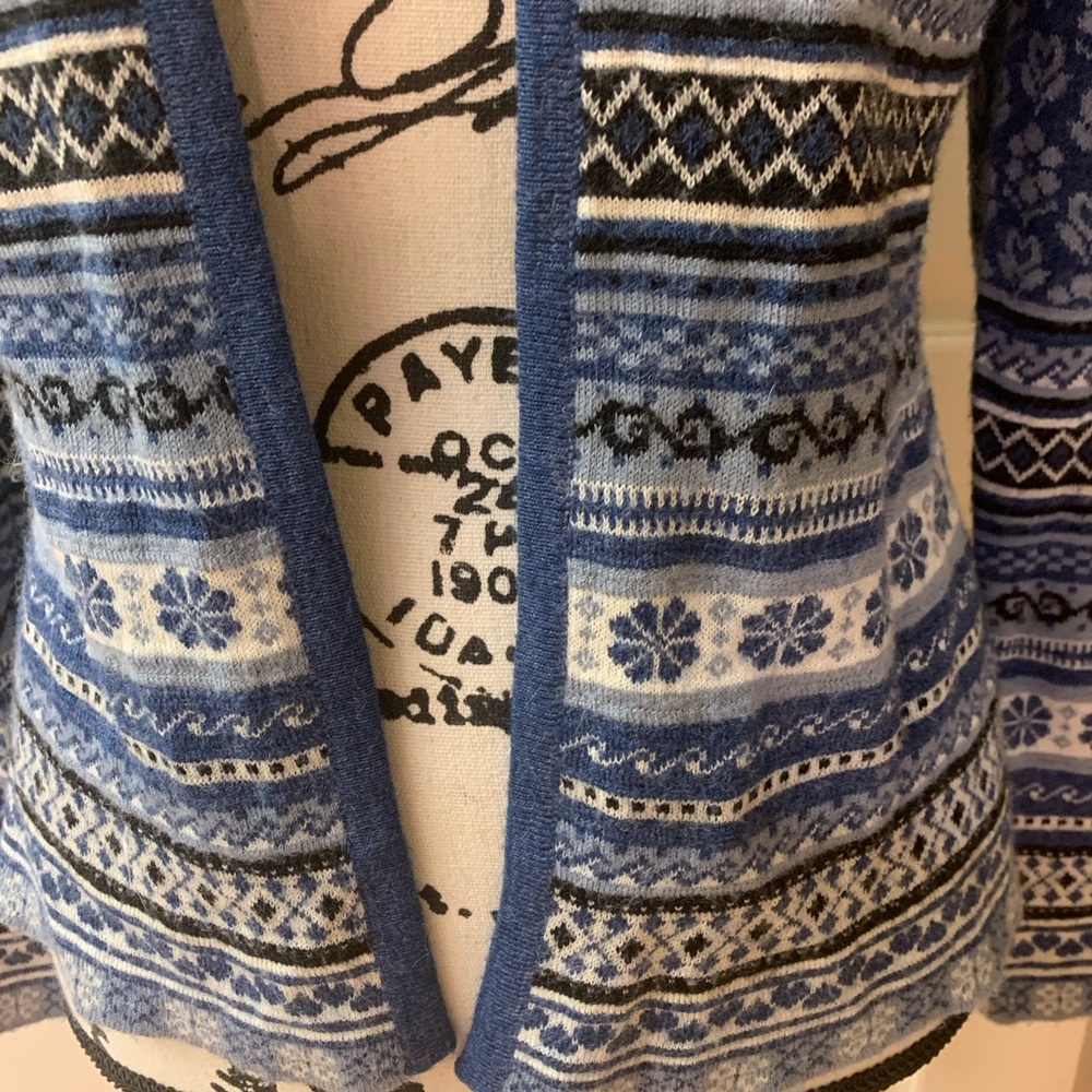 Alpaca Imports Blue & White Patterned Women's Cardigan - Picture 3 of 8